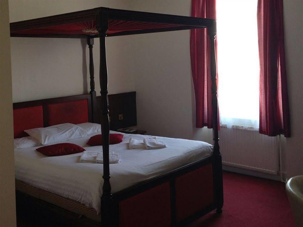 The Saracens Head Hotel Great Dunmow Eksteriør bilde