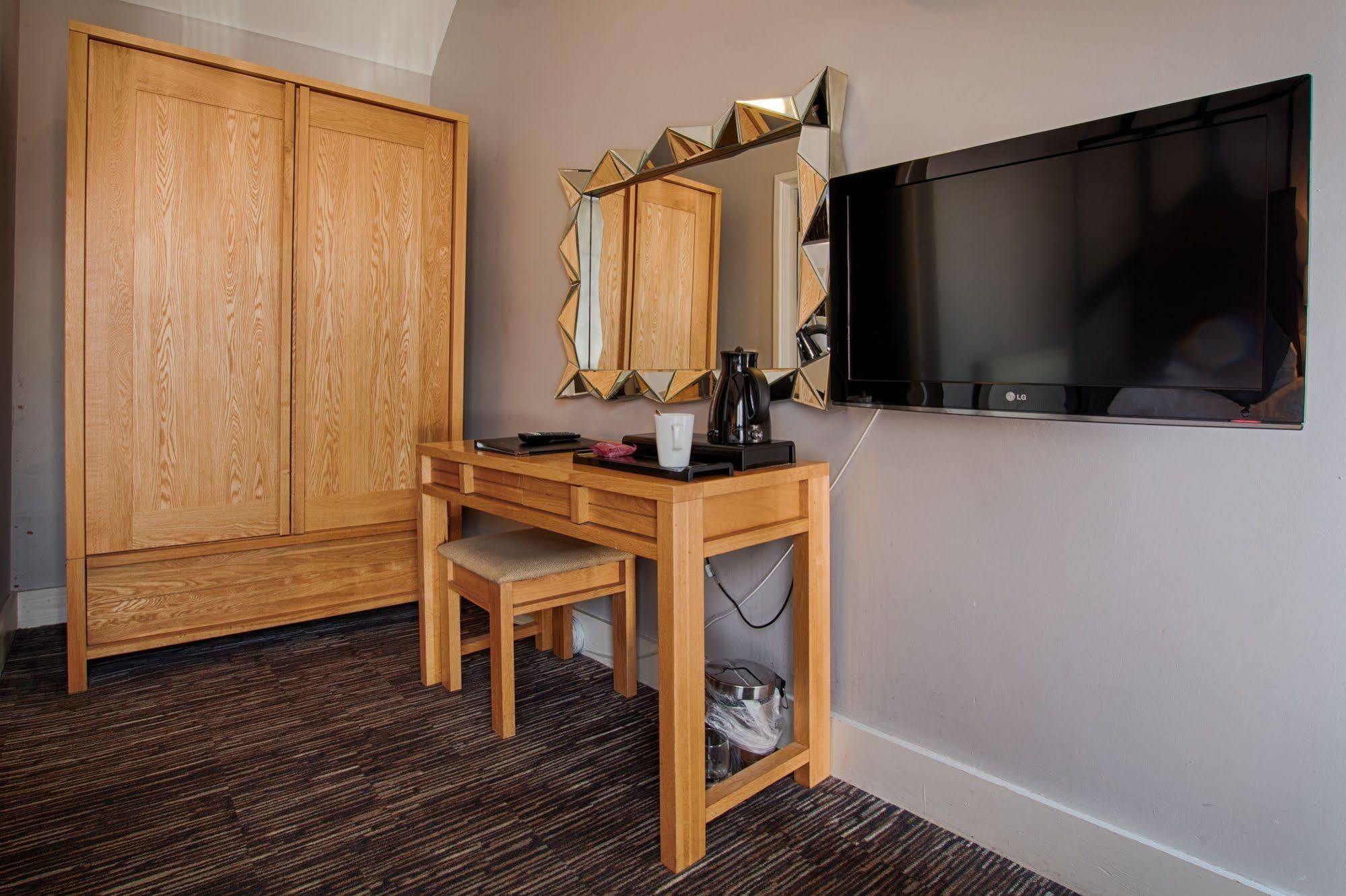 The Saracens Head Hotel Great Dunmow Eksteriør bilde