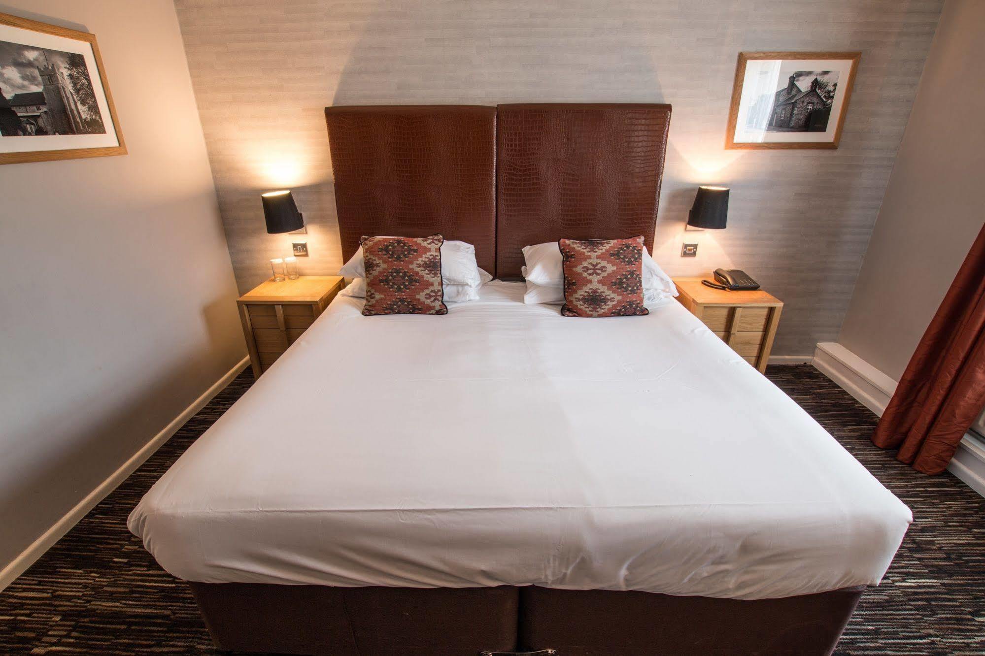 The Saracens Head Hotel Great Dunmow Eksteriør bilde